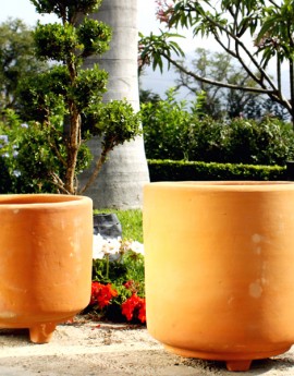 maceta cilindrica con patitas